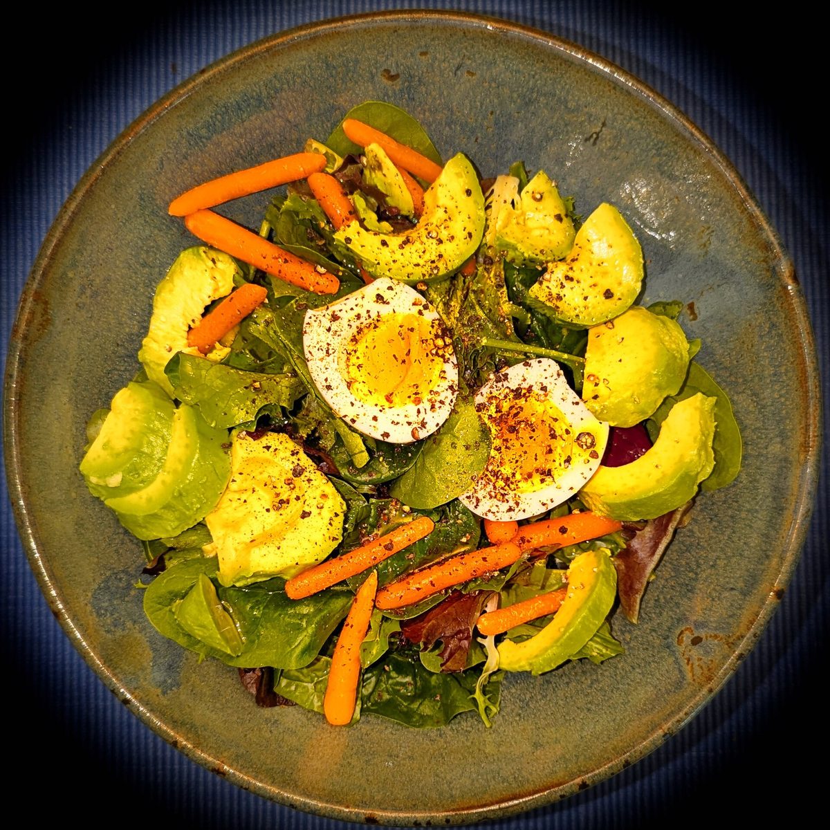 Salade avec avocat et oeuf