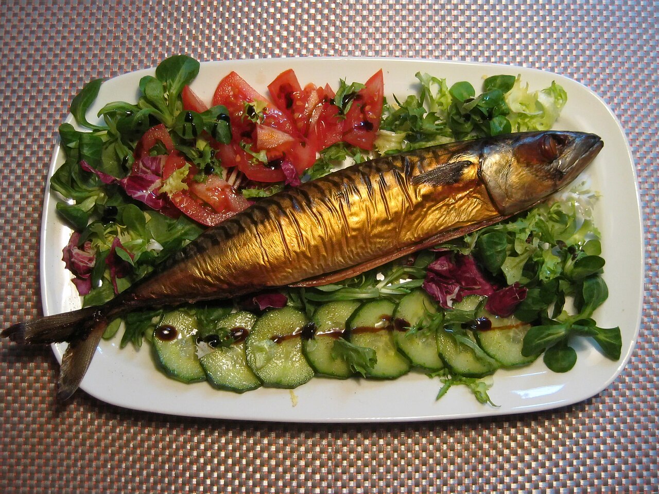 Salade de maquereau fumé, avocat et noix (Keto)