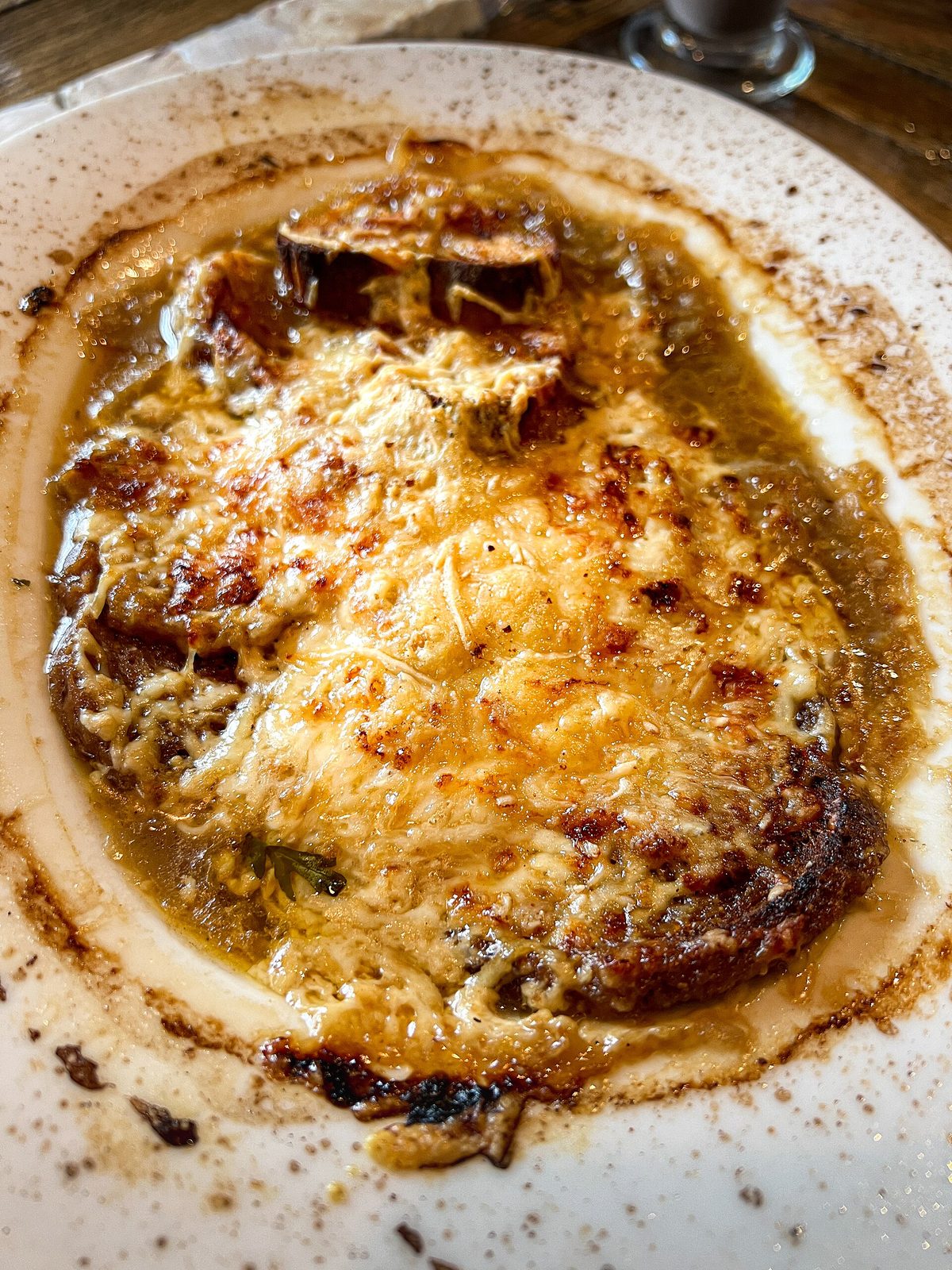 Soupe à l'oignon keto gratinée