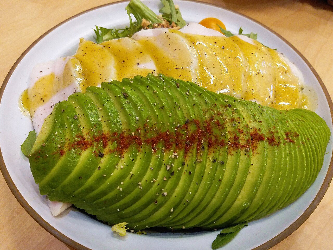 Salade de Poulet Keto, Avocat et Noix Croquantes