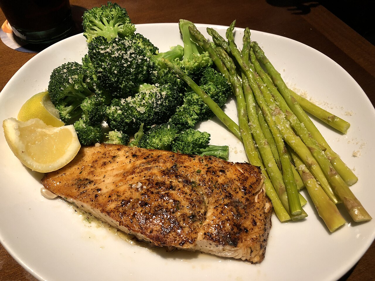 Saumon Keto au Beurre d'Ail et Asperges