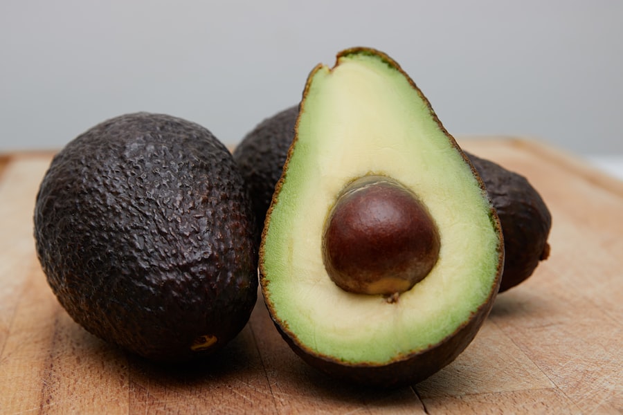 Demi-avocats bien mûrs prêts pour le dessert