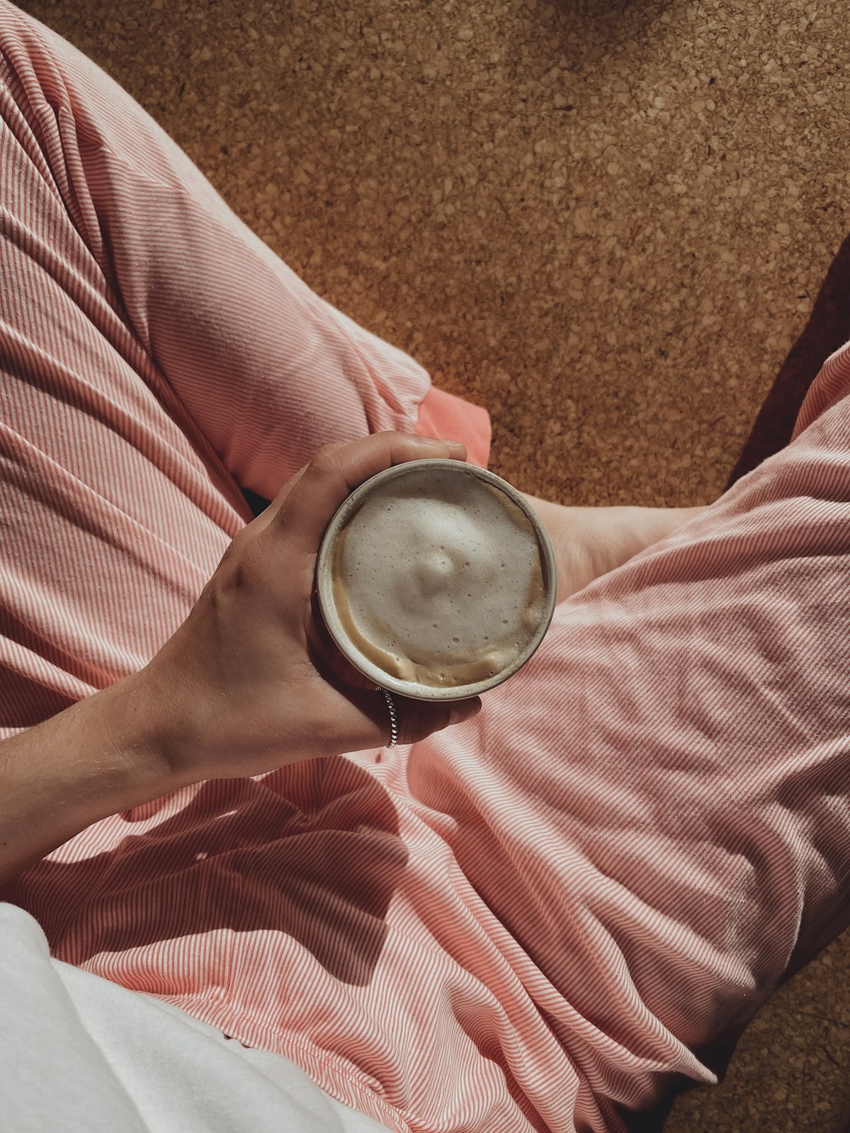 Rituel apaisant le soir avec une tasse de tisane