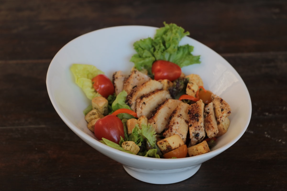 Bol keto au poulet et légumes croquants
