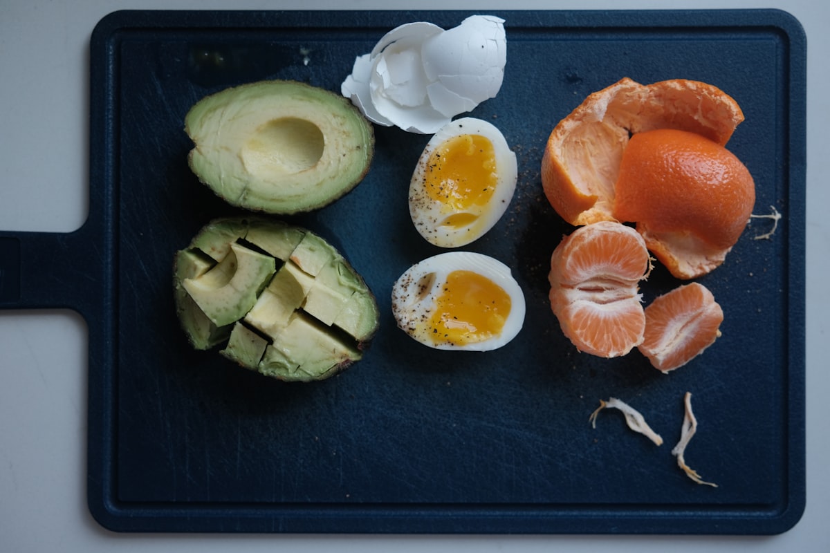 Avocat, oeufs et aliments riches en bonnes graisses
