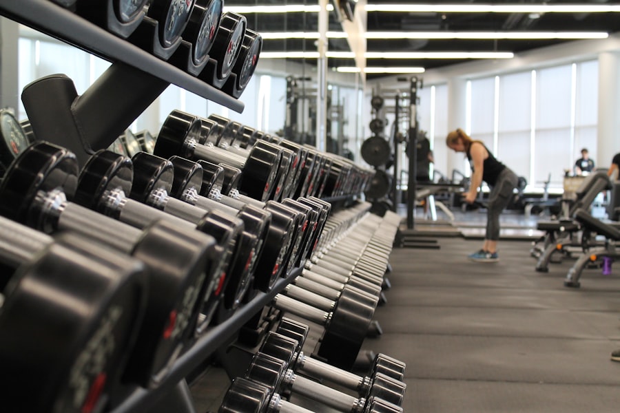 Femme faisant de l'exercice avec des poids