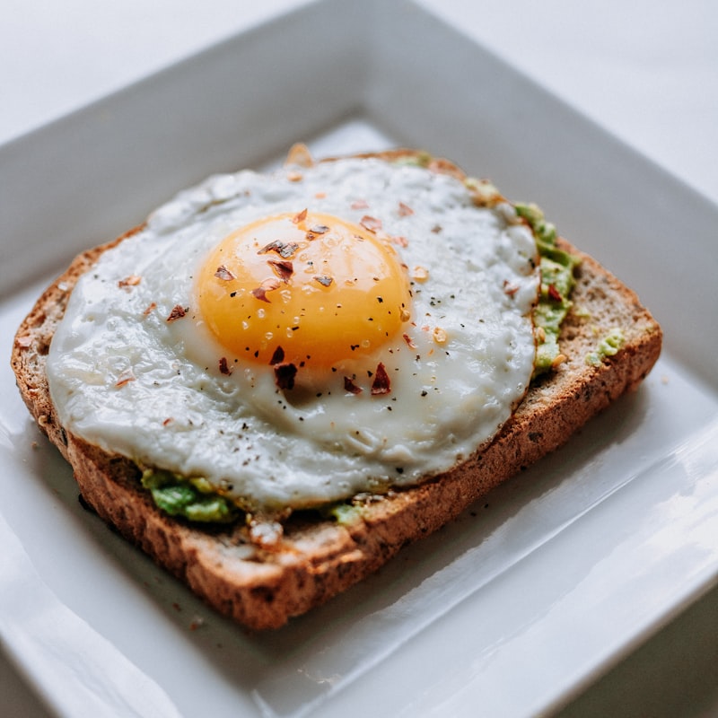 Avocat Œuf au Plat : Petit-Déjeuner Keto Express