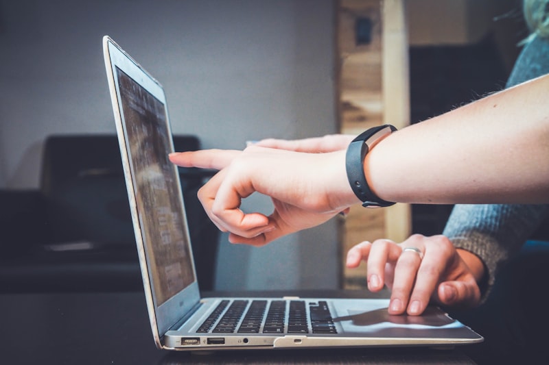 Femme d'affaires retrouvant une clarté mentale et une productivité optimales au bureau grâce aux cétones