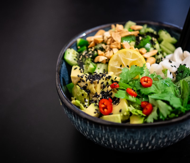Salade printanière keto avocat et œuf poché