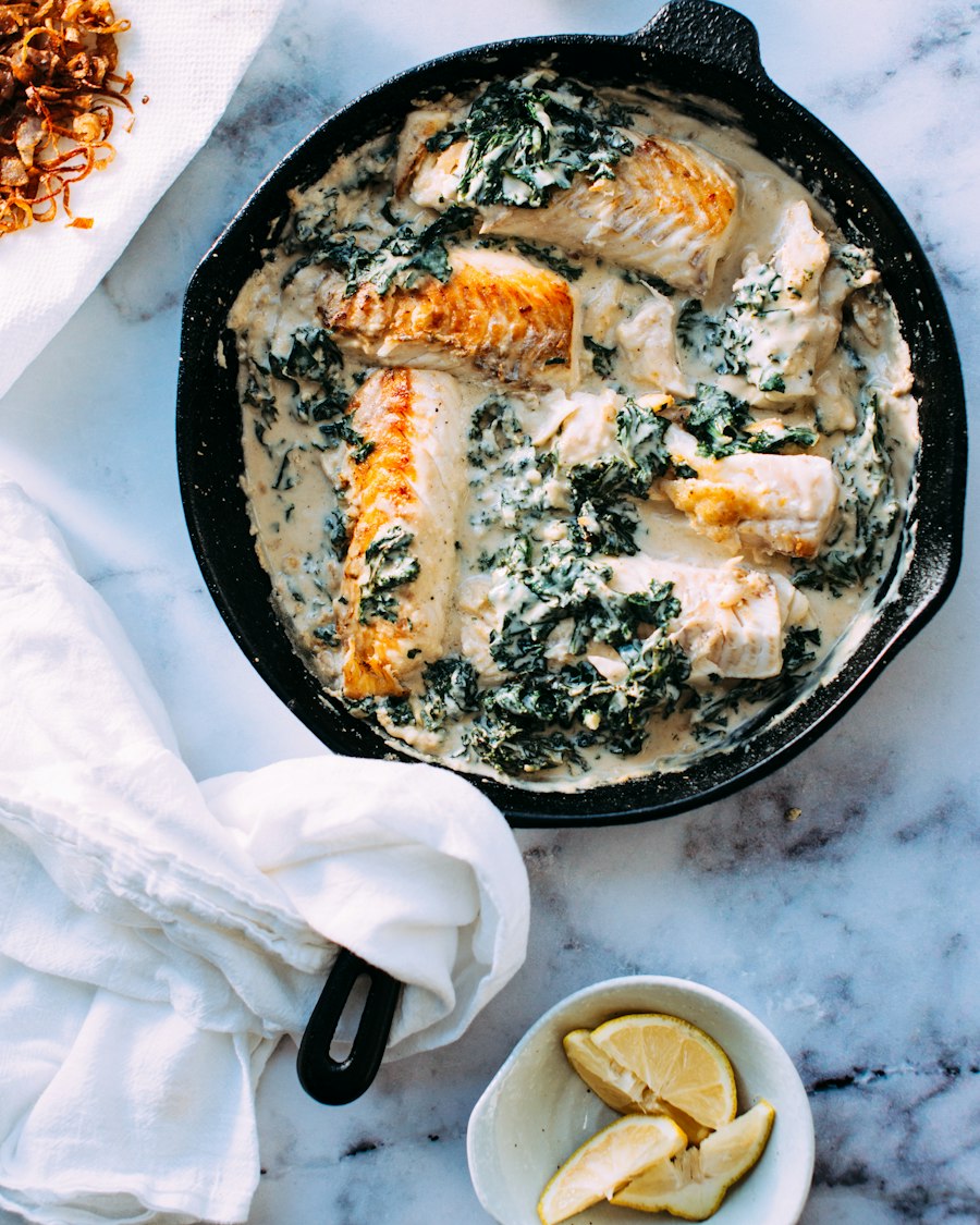 Plat de saumon cuit au four avec des herbes fraîches