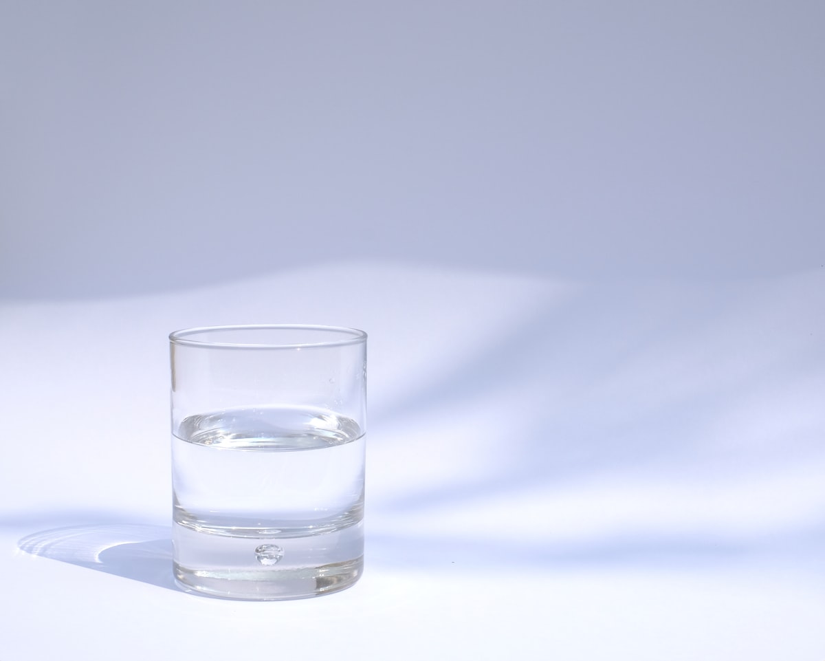 Verre d'eau symbolisant l'hydratation et les electrolytes